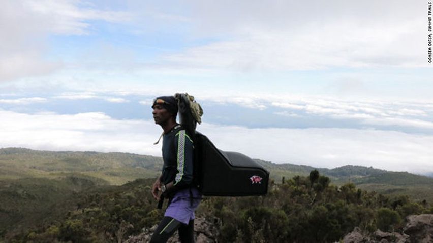 Pizza Hut bate récord entregando una pizza en la cima del Kilimanjaro record_de_pizza_hut
