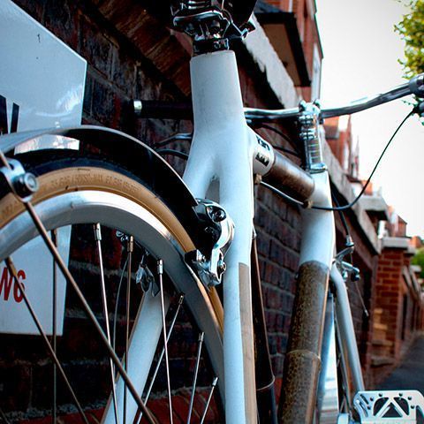 Empresa enseña a hacer una bici de bambú Hacer una bici de bambú.