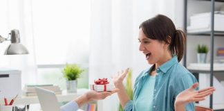 ¿Tus clientes te ignoran? Recompénsalos digitalmente. regalo digital