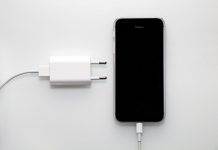 ¿Por qué los vendedores de smartphones están eliminando los cargadores?