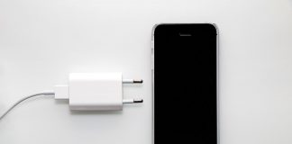 ¿Por qué los vendedores de smartphones están eliminando los cargadores?