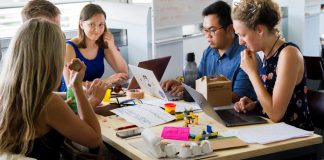 Centennials en el mundo laboral, cómo involucrarlos con tu empresa