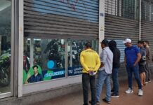 Los primeros clientes del Black Friday esperaron la apertura de tiendas de electrodomésticos en Guayaquil para comprar televisores a $99 Economía | Noticias