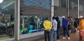 Los primeros clientes del Black Friday esperaron la apertura de tiendas de electrodomésticos en Guayaquil para comprar televisores a $99 Economía | Noticias