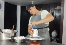 ‘Nunca pensé que me dedicaría a esto y ahora es mi escape del estrés’: Emprendedora se volvió viral en TikTok por decorar pasteles y a sus 24 años ya tiene empleo