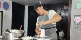 ‘Nunca pensé que me dedicaría a esto y ahora es mi escape del estrés’: Emprendedora se volvió viral en TikTok por decorar pasteles y a sus 24 años ya tiene empleo