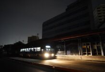 “No se nota quién está adentro ni si la estación está llena”, dicen usuarios de Metrovía que llegan a las paradas a oscuras durante los cortes de luz | Comunidad | Guayaquil