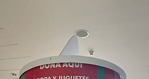 Starbucks lanzó una campaña para recolectar juguetes y ropa nuevos o en buen estado en vasos gigantes | Economía | Noticias