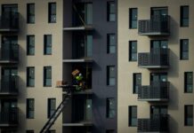 El sector de la construcción frena sus expectativas por la escasez de mano de obra: la previsión de nuevos puestos de trabajo caerá más de 15 puntos a finales de 2024 | Negocio