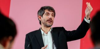 Sumar propone limitar legalmente la retribución de los ejecutivos tras la salida de Álvarez-Pallete de Telefónica | Buscar