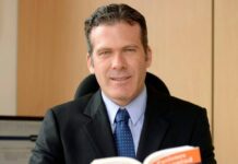 Momento crítico para el microcrédito, dice analista económico Alberto Acosta | Informes | Noticias