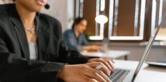 Secretarias, chóferes o mensajeros de empresas especializadas en telefonía móvil ganan un 79% más que el salario base | Economía | Noticias