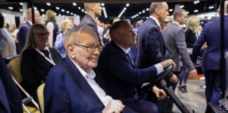 Warren Buffett no encuentra dónde invierte | Negocio