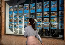 Los registradores anticipan una caída de la compra de casas en agosto, la primera en 14 meses | Economía