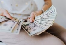 «Casi el 85 % de mi salario se utilizan para los costos del hogar y otros»: las mujeres recurren a los créditos a todas sus necesidades en Ecuador | Para cubrir los informes | Noticias