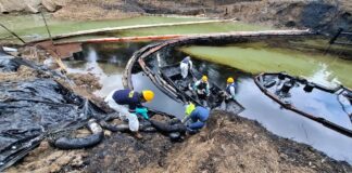 Petroecuador transfirió 700,000 dólares estadounidenses para compensar el derrame de petróleo crudo en Esmeraldas | Economía | Noticias