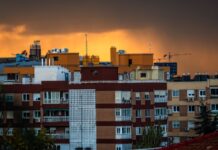 Las comunidades del vecindario están cansados de los moros: no les permiten usar la piscina y llevarlas a la corte