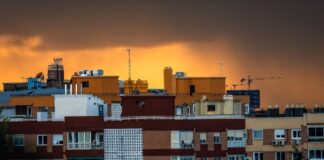 Las comunidades del vecindario están cansados de los moros: no les permiten usar la piscina y llevarlas a la corte