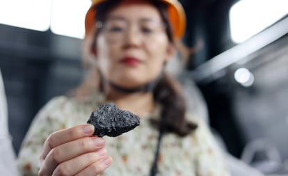 Trabajadora de la empresa china Zhonghai Graphite, en la ciudad de Binzhou.