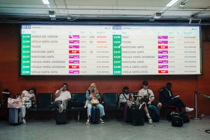 Los viajeros de la estación Atocha en Madrid, este lunes. 