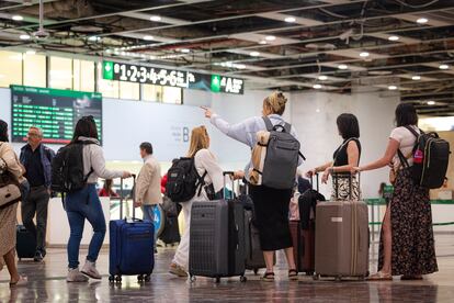 Viajeros en la estación de Sant, este lunes. 