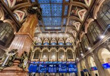 Las empresas de IBEX mejoran lo mismo: brechas salariales más bajas y más mujeres en consejos para la administración | Negocio