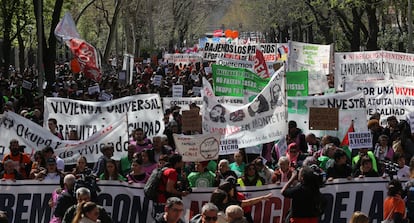 Miles de personas participan en la manifestación por la vivienda por el centro de Madrid, este sábado.