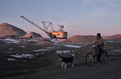 Una excavadora extrae minerales raros en la región ucrania de Zhytomyr. 