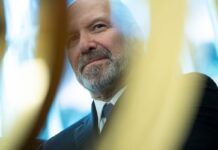 Estados Unidos aclara que la exención de tarifas para teléfonos móviles solo será temporal | Economía nacional e internacional