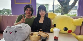 Para vender en bicicleta para tener un lugar: de esta manera, dos jóvenes ofrecen productos asiáticos de una cafetería en guayaquil