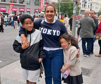 Nurieh con sus hijos en protesta en Madrid.