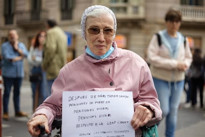 Carmen Seresol con un póster en Barcelona.