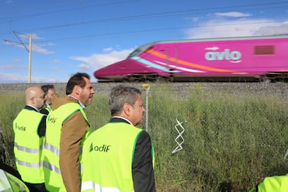 El ministro de Transportes, Óscar Puente, entre el presidente de Adif, Pedro Marco de la Peña, y el secretario de Estado de Transportes, José Antonio Santano, el pasado 5 de mayo en uno de los puntos de la línea Madrid-Sevilla en que se robó el cable de cobre.