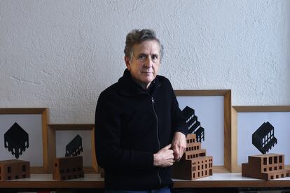 El arquitecto Emilio Tuñón en su estudio de Madrid en una imagen del 21 de marzo. 