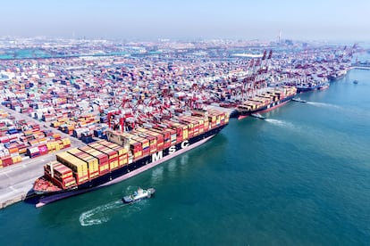 Buques de carga descargan contenedores de comercio exterior en el puerto de Qingdao, provincia de Shandong, China, el 15 de abril de 2025.
