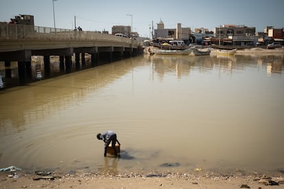 Un niño llena un bidón de agua en Saint-Louis, Senegal, el 8 de enero de 2025.