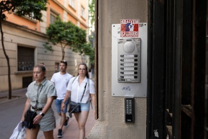 Entrada al edificio Gràcia en el que los vecinos viven con pisos con salas de alquiler. Los dos perfiles tienen un botón diferente para ingresar a la granja.