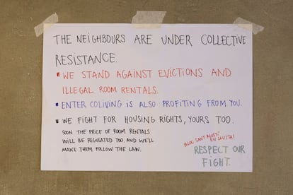 Cartel de que los residentes del edificio Gràcia se alquilan en la habitación que tocan los mil euros, están dirigidos a los clientes y llaman su atención sobre su lucha. "Estamos luchando por el derecho al espacio vital, también por el tuyo"ellos afirman.