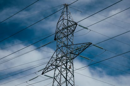 Torre de alta tensión en la subestación de O Pedrido en A Coruña.