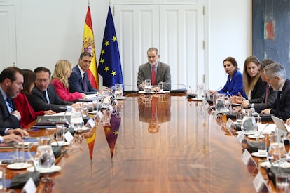 El rey Felipe VI (centro) preside la reunión del Consejo de Seguridad Nacional, en La Moncloa el 29 de abril. 
