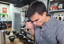Juan Begué sabe más de 500 muestras de café al año: «Su sabor no era agradable, pero siempre hay una taza que cambia su vida»