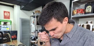 Juan Begué sabe más de 500 muestras de café al año: «Su sabor no era agradable, pero siempre hay una taza que cambia su vida»