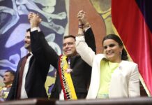 Daniel Nemaa muestra a la vicepresidenta María José Pinto | Funciones a | Política | Noticias