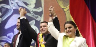 Daniel Nemaa muestra a la vicepresidenta María José Pinto | Funciones a | Política | Noticias