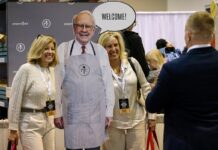 Warren Buffett da la sorpresa en la junta de Berkshire Hathaway y anuncia su retirada como consejero delegado | Economía