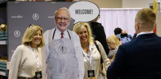 Warren Buffett da la sorpresa en la junta de Berkshire Hathaway y anuncia su retirada como consejero delegado | Economía