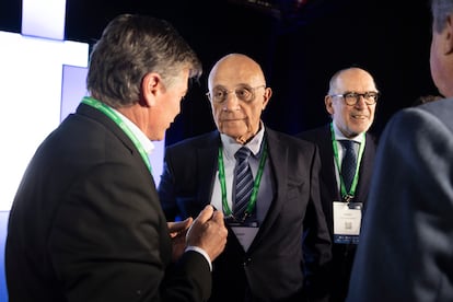 El presidente de Banco Sabadell, Josep Oliu, habla este lunes a Antoni Cañete, presidente de Pimec.