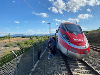 Viajeros de un tren Iryo Madrid-Barcelona varados en Salillas de Jalón (Zaragoza) durante más de 11 horas a causa del apagón del 28 de abril.