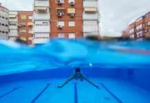 El dilema de la piscina desvela a las comunidades: ¿compensa el gasto que conlleva la revalorización posterior del piso? | Negocios