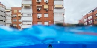 El dilema de la piscina desvela a las comunidades: ¿compensa el gasto que conlleva la revalorización posterior del piso? | Negocios